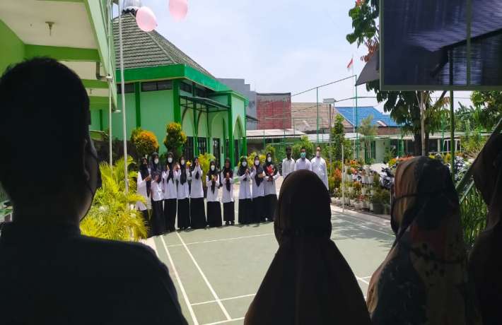 OSIS dan Siswa Berikan Hadiah di Hari Guru