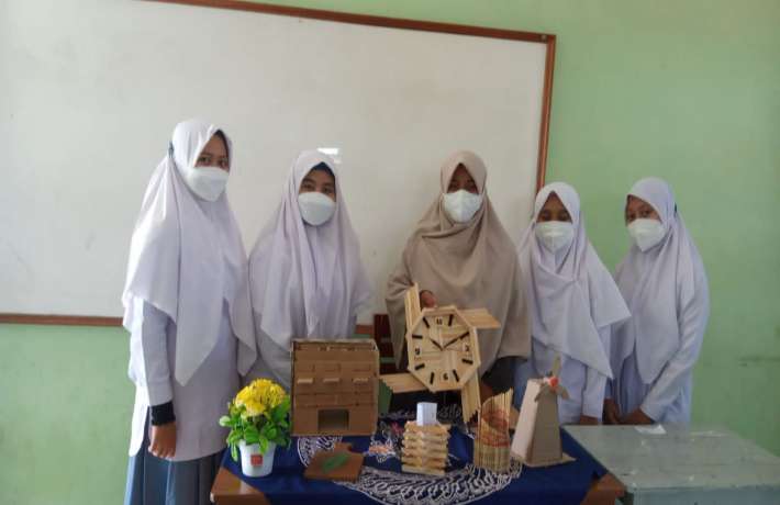 Hari Pertama Sekolah: Siswa-Siswi Adakan Pameran Karya Seni